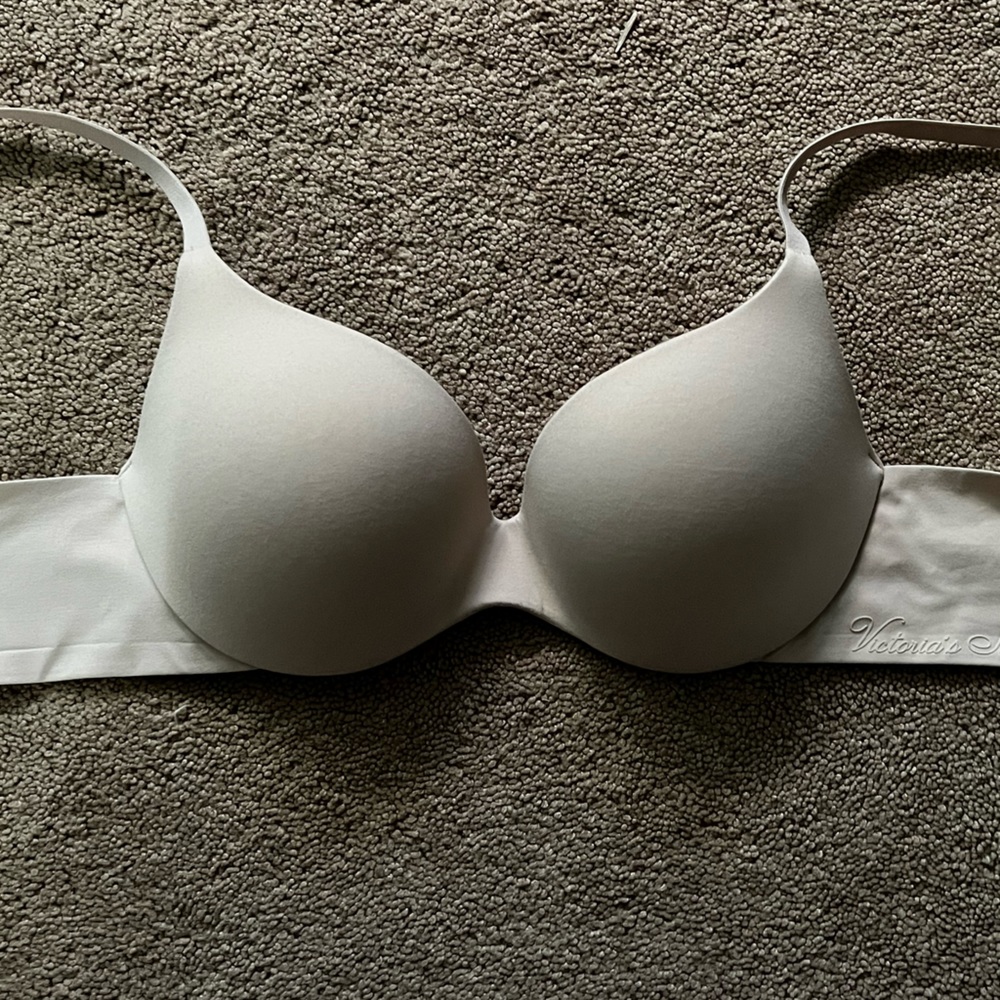 Victoria’s Secret light push-up bra never worn